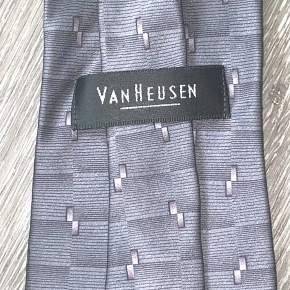 VAN HEUSEN Necktie Men’s Tie Gray With Small Purple Rectangle Detail 100% Silk